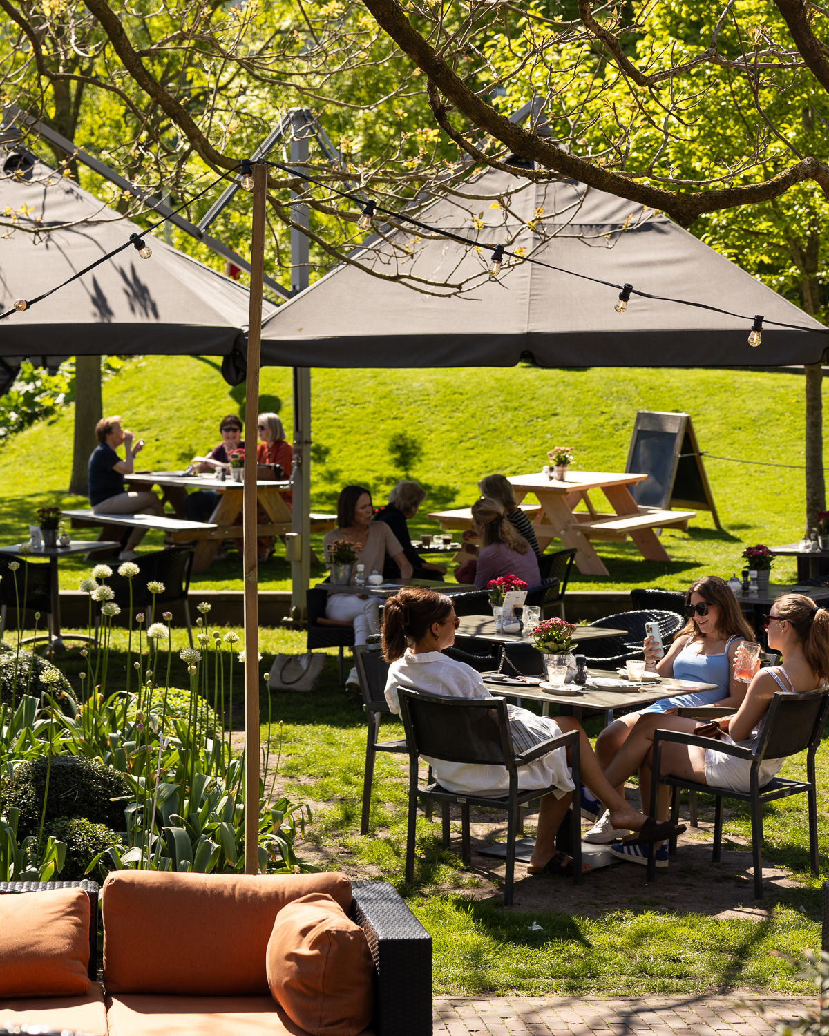 Mensen op het terras bij de Hofvlietvilla